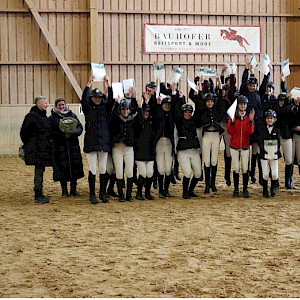 Wir gratulieren herzlichst: ...lauter bestandene Reitabzeichen! Unglaublich